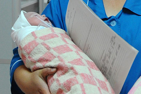 Жительница Новосибирска сломала ноги новорожденной дочери 