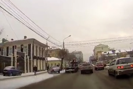 Полицейская машина сбила женщину на тротуаре в Красноярске 