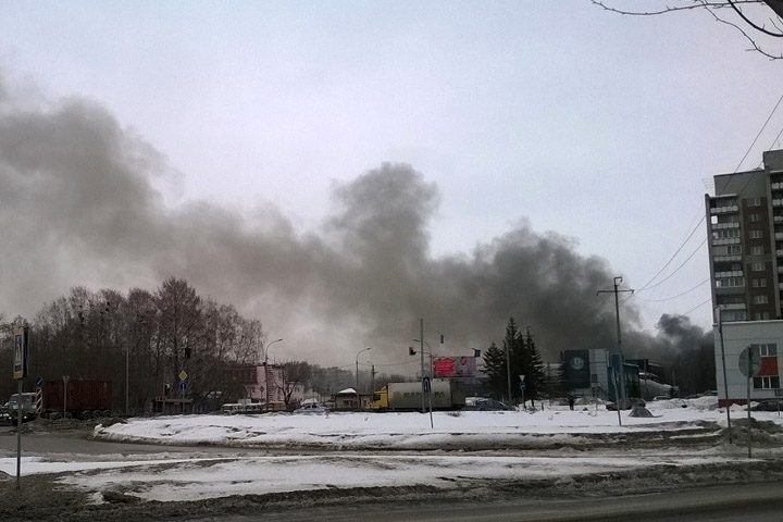 Пожар около трассы под Новосибирском локализован, движение пока не открыто
