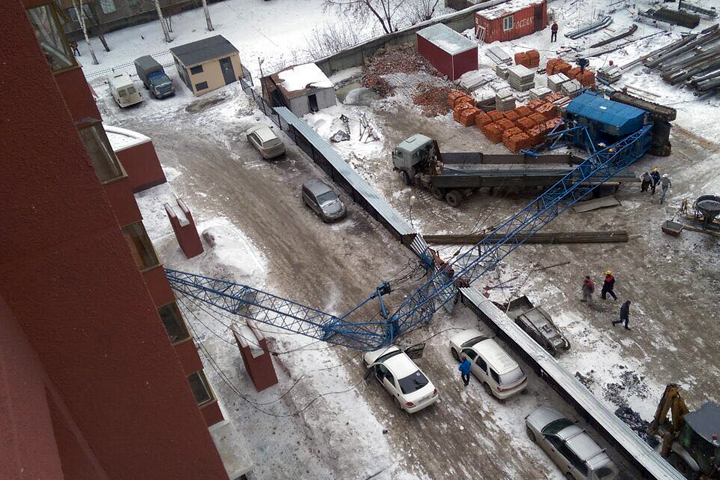 Строительный кран рухнул на жилую многоэтажку в Новосибирске