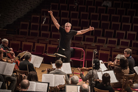 Стресс, овации и 10 тысяч слушателей: европейские гастроли Новосибирского симфонического оркестра