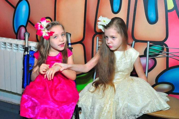 Девочкам-близняшкам с ДЦП из Новосибирска нужна помощь в лечении