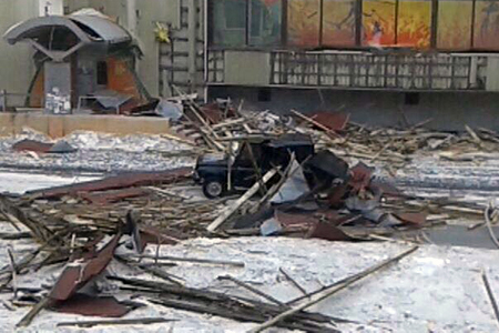 Женщина погибла при обрушении крыши многоквартирного дома в Норильске