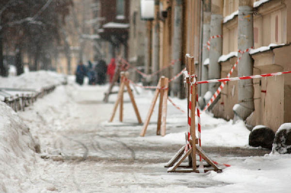 Снег с крыши рухнул на 9-летнюю девочку в Омске