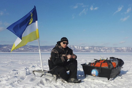 Экстремал из Сибири в одиночку прошел 600 км по льду Байкала