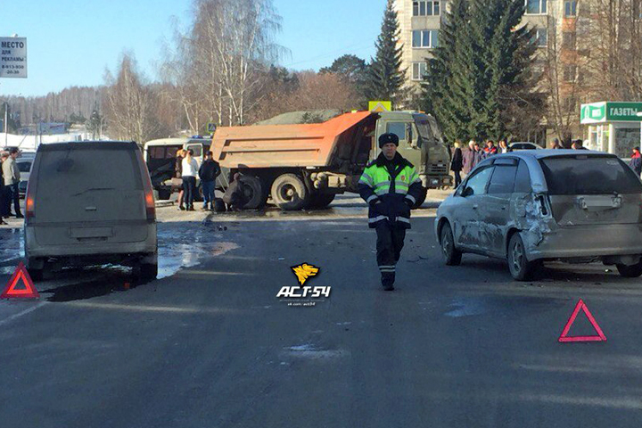 Самосвал задавил школьников на пешеходном переходе в Кольцово