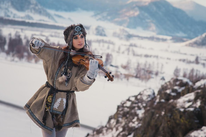 Новосибирские скрипачки сняли клип на песню о бегстве Катуни к любимому