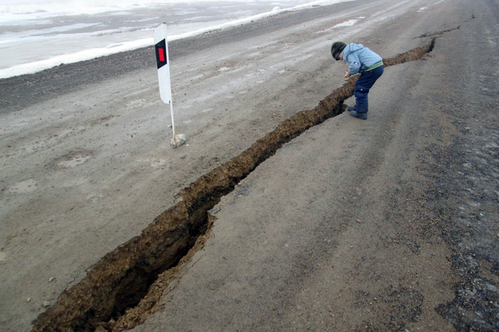Гигантская трещина появилась на дороге в Алтайском крае
