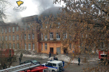 Один человек погиб при пожаре в гарнизонном доме офицеров в Новосибирске