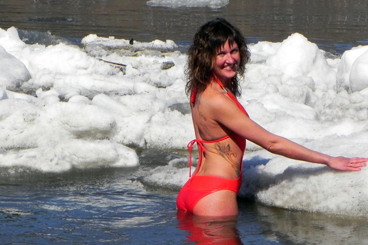 Девушка с татуировкой снялась в купальнике на льдине в Кузбассе