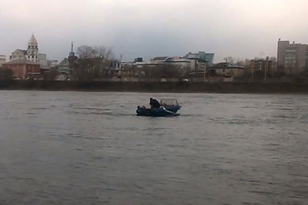 Подозреваемый в убийстве спрыгнул с моста в Иркутске, уходя от полиции 