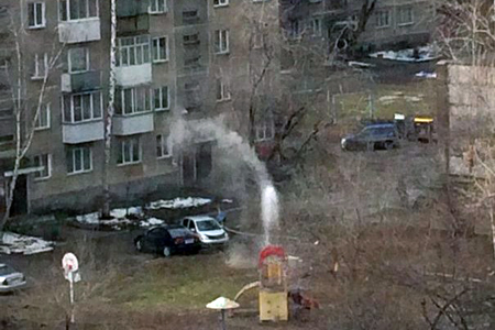 Трубу с горячей водой прорвало на детской площадке в Новосибирске