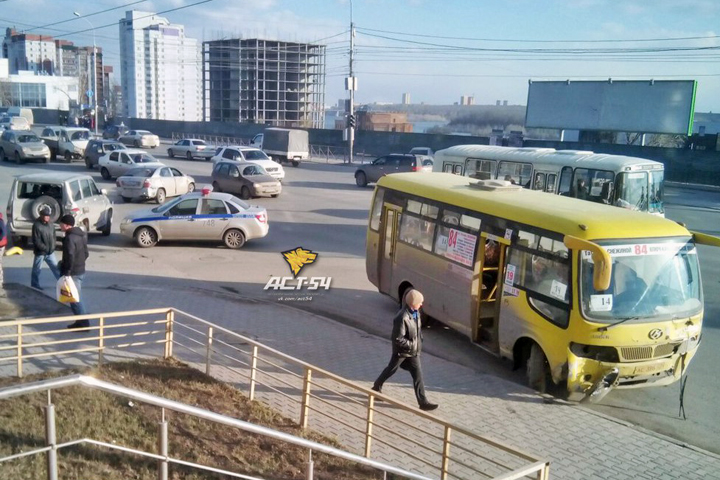 Автобус попал в ДТП с тремя машинами в Новосибирске