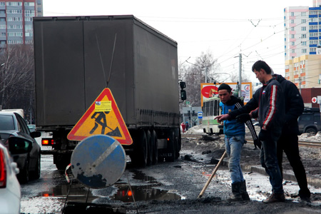 Сибирские дальнобойщики просят не взимать плату за плохие дороги 