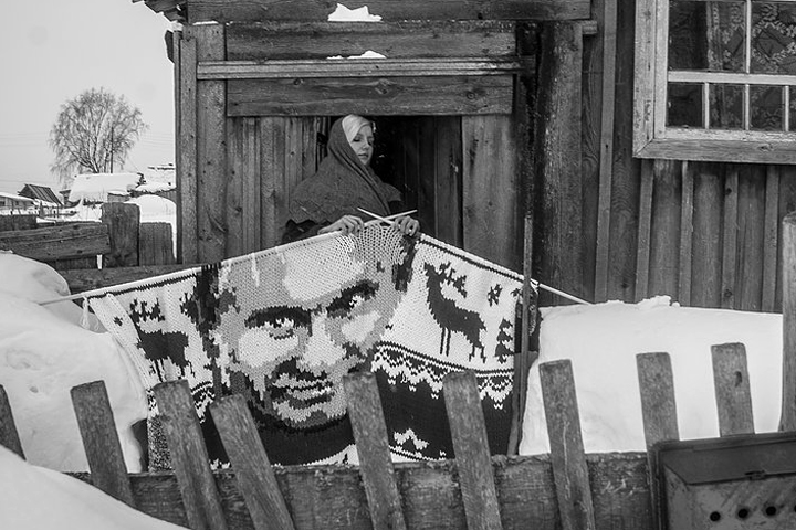 Томская художница связала ковры с Путиным и Гагариным