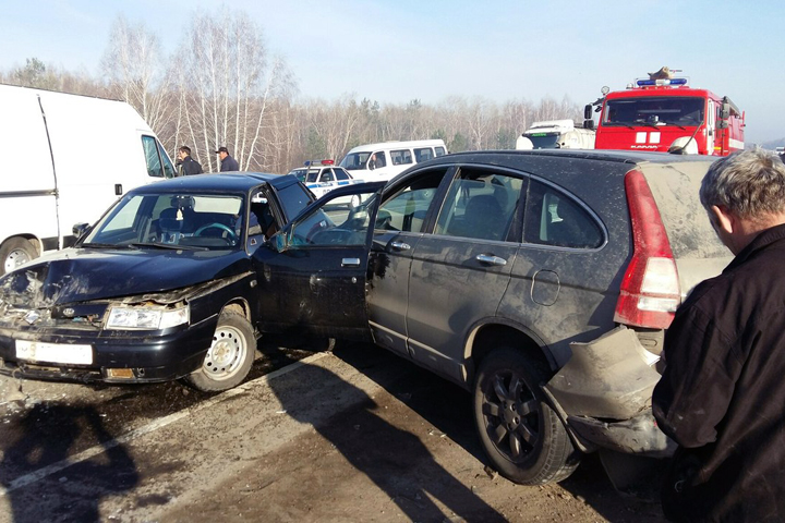 Семеро пострадали в ДТП из 26 автомобилей в Омской области