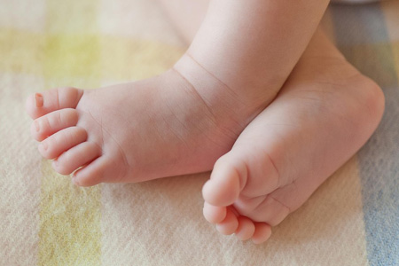 Грудного младенца нашли на полу в подъезде жилого дома в Омске 