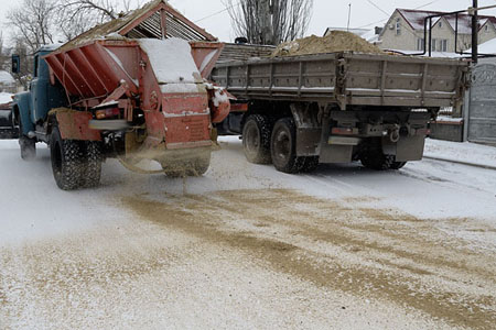 Прокуратура Омска уличила чиновников в использовании на дорогах плохого песка 