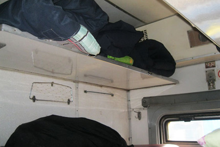 Омские пограничники отыскали под матрасами в поезде шестерых мигрантов