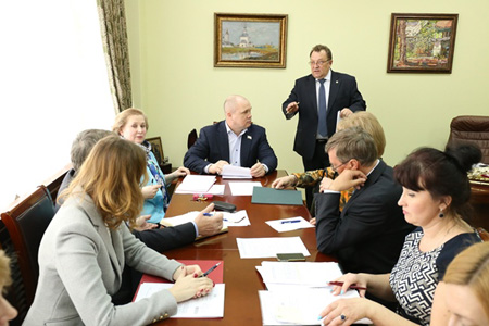 Новосибирский депутат предложил помочь беженцам с Украины с регистрацией по месту жительства 