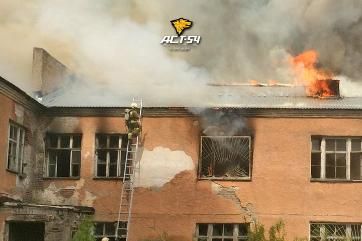 Бывшая медсанчасть загорелась в военном городке Новосибирска