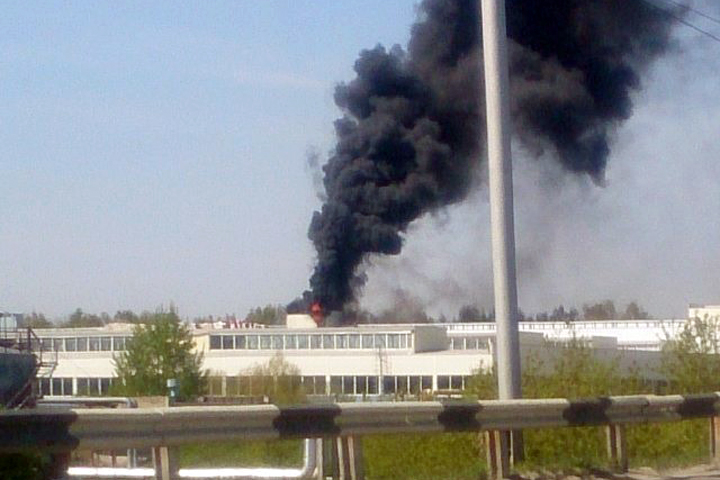 Пожар произошел на территории бывшего завода ВИНАП в Новосибирске