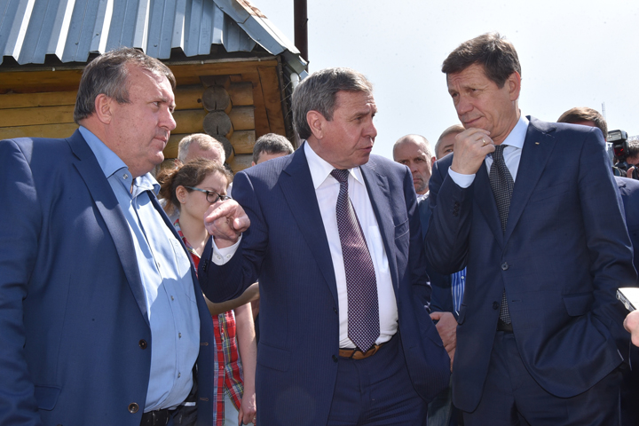 Левитин и Жуков оценили площадку под новую хоккейную арену в Новосибирске