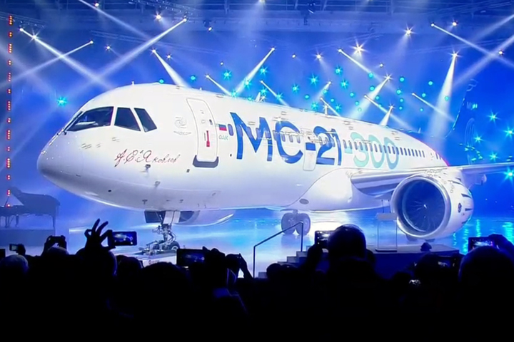 «Иркут» представил Дмитрию Медведеву первый самолет МС-21