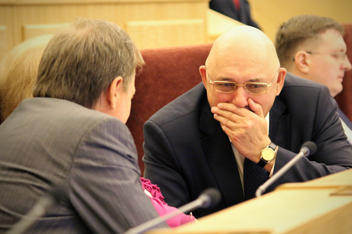 Новосибирского министра могут уволить за использование бюджетников на личной пасеке