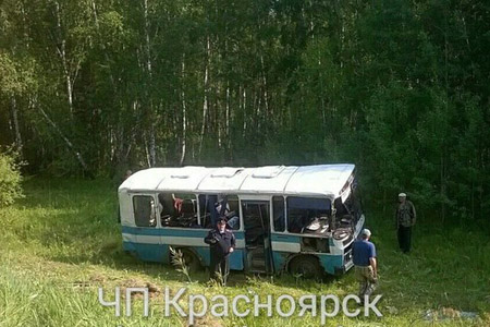 Пассажирский автобус опрокинулся в Красноярском крае, 16 человек пострадали 