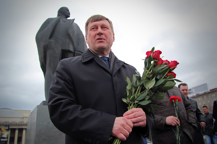 Локоть призвал защитить памятник Ленину от скейтбордистов