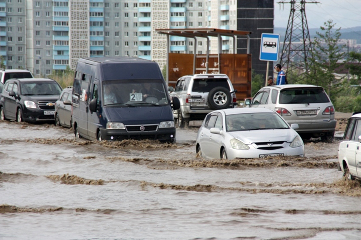 Ливень в Чите превратил дороги в реки, затопил дома и оставил людей без света 