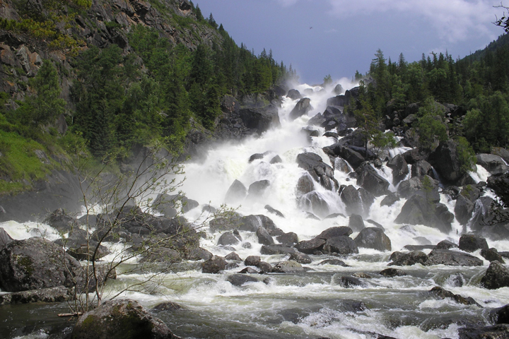 Дорогу к самому загадочному водопаду Алтая оборудовали страховкой для туристов