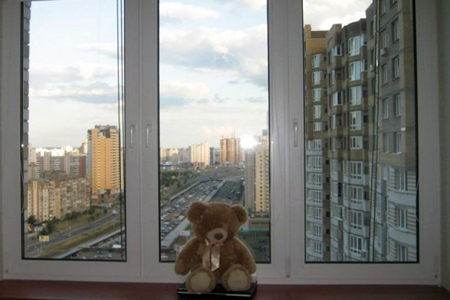 Тринадцать детей выпали из окон в Новосибирской области за три месяца