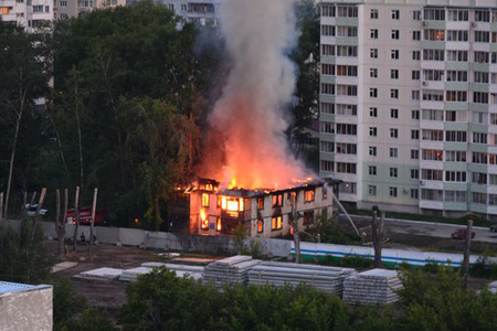 Барак сгорел в Новосибирске, есть пострадавшие 