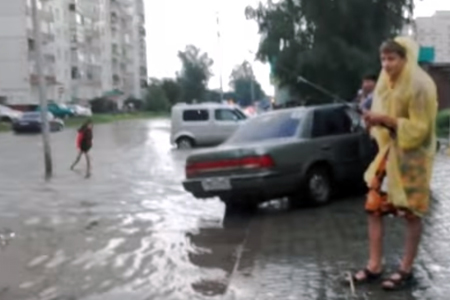 Жители ловили рыбу на затопленных дорогах Бердска