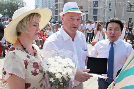 Подравшийся с журналистами мэр Улан-Удэ получил медаль за семейные ценности
