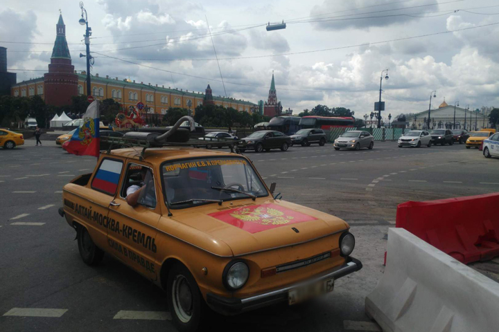 Житель Алтая приехал к Путину на желтом «Запорожце»