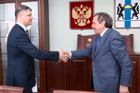 Новосибирский губернатор обсудил с главой РЖД покупку новых электричек