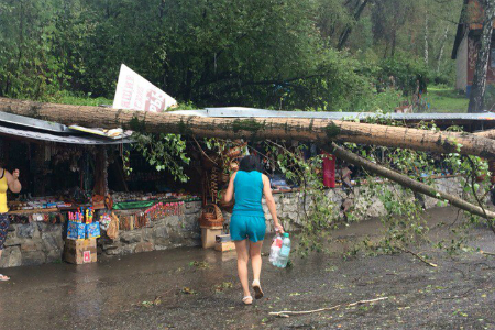 Буря с градом обрушилась на туристов в «Бирюзовой Катуни»