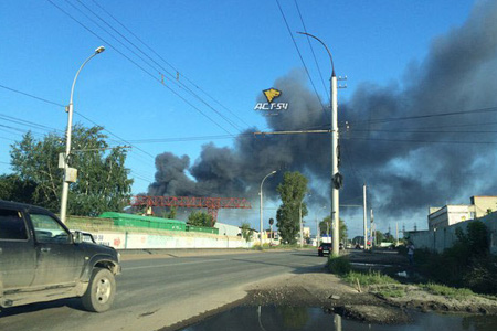 Склад горит в Новосибирске, дымом затянуло часть левобережья 