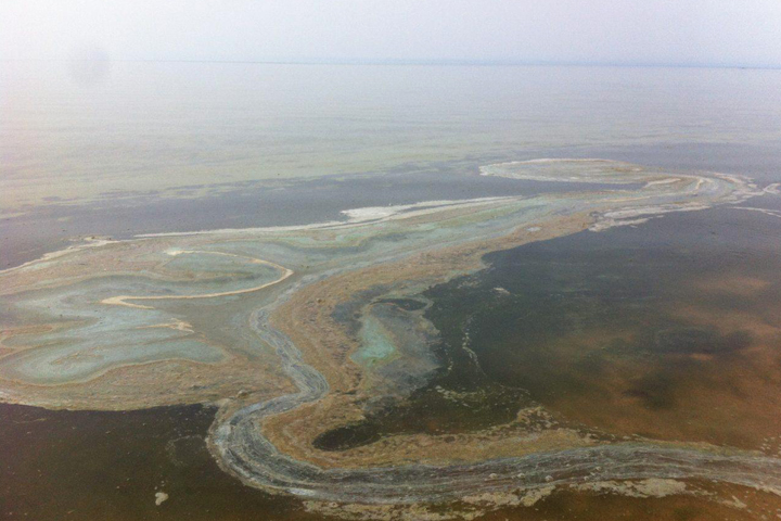 «Байкалу конец»: жителей Бурятии напугало пятно на поверхности озера 