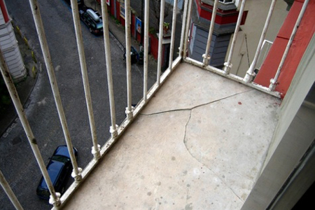 Пьяный гость выбросил с балкона трехлетнего ребенка в Красноярске