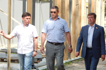 Областные депутаты проконтролировали строительство школьного стадиона в Новосибирске