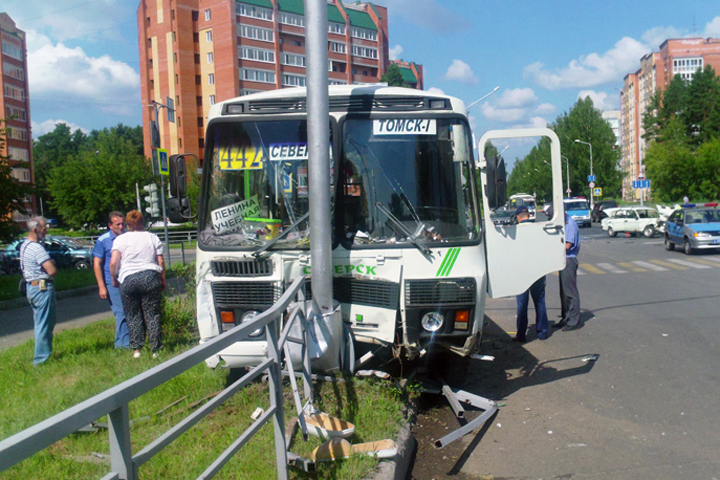 Пятнадцать человек пострадали в ДТП в Томской области