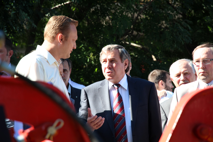 Новосибирский губернатор принял участие в первом «Дне поля» в Краснообске