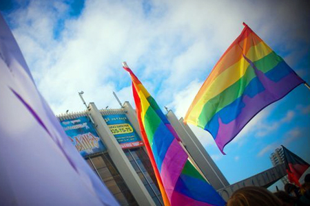 Новосибирский суд признал незаконным отказ в приеме лесбиянки на работу