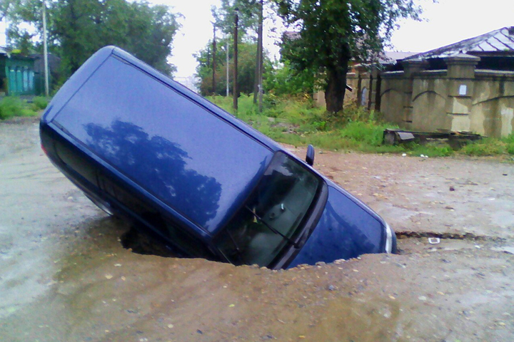 Автомобиль провалился под землю в Иркутске 