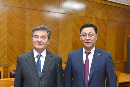 Будем сотрудничать: новый глава правительства Монголии принял посла РФ