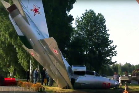 Военный самолет переломился пополам в аэропорту Кемерова